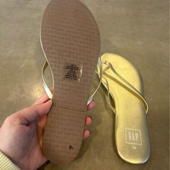 GAP woman’s gold sandals. Minimalist. Size 10. Brand new. Great for vacation. - Picture 3 of 9